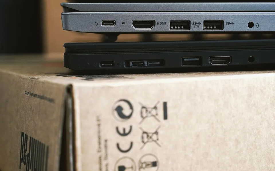 Aansluitingen van een nieuwe laptop bovenop de doos