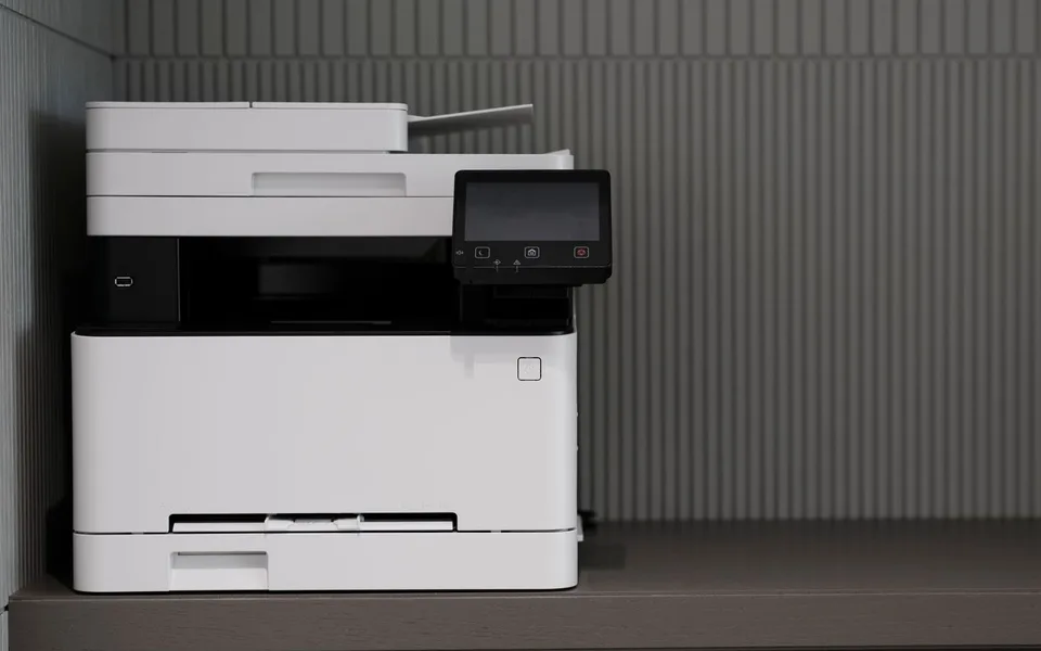 Multifunctionele printer op een kast in een kantoorruimte